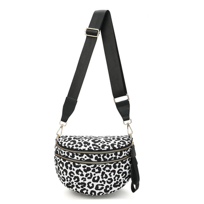 Frankie – Oversized Crescent Sling mit Doppel-Zipper